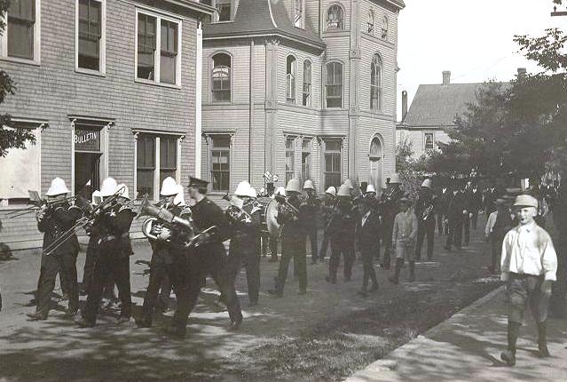 96.21.1 dbp259 pc band by courthouse c1895 cropped